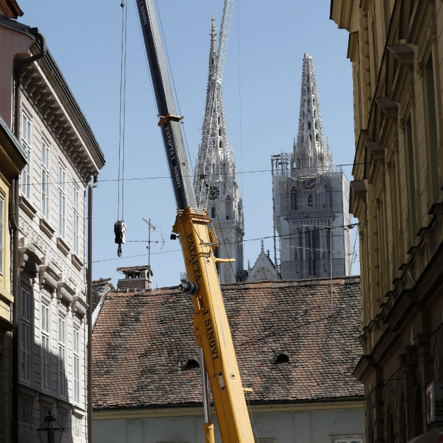 Zagreb, 080420.
Krvavi most.
Vizurom grada ovih dana dominiraju dizalice kojima se popravljaju krovovi zgrada osteceni u potresu
Na fotografiji: dizalica u Tkalcicevoj