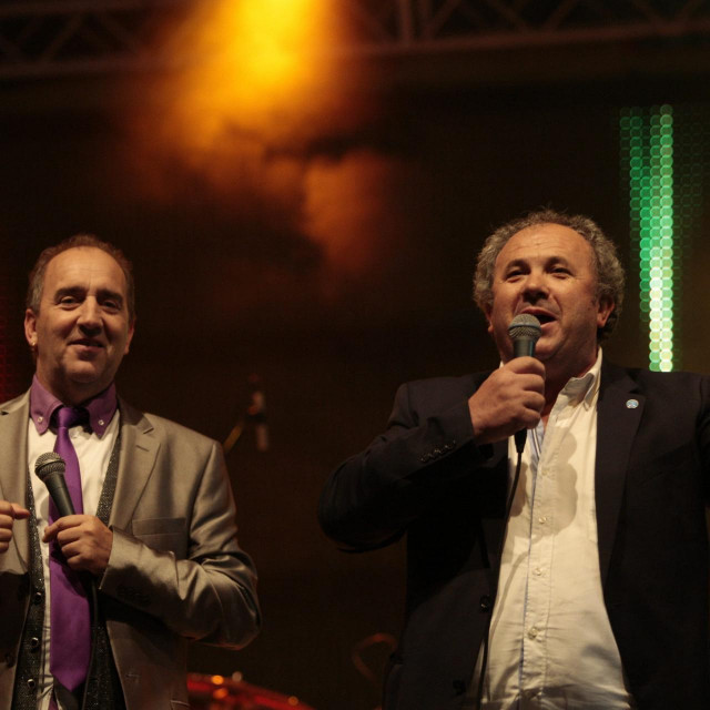 Split, 070513. Veceras je na Rivi povodom blagdana svetog Duje odrzan koncert na kojem su nastupili klapa Cambi, Lidija Bacic i Mladen Grdovic. Na fotografiji: Mladen Grdovic i Zeljko Kerum.