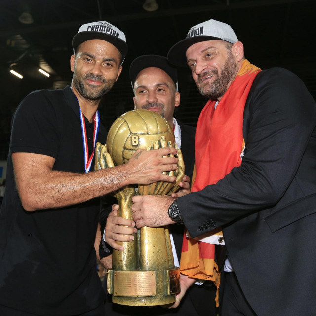 Kraj idile: Tony Parker, Zvezdan Mitrović i TJ Parker (