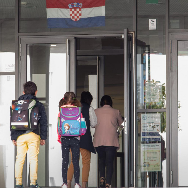 
Opremit će 1137 područnih škola

Iz Ministarstva znanosti i obrazovanja potvrdili su jučer da će zbog potreba izborne informatike u razrednoj nastavi odobravati nova zapošljavanja ili povećanje opsega poslova kojima se mogu zadužiti i postojeći učitelji.

Podsjećaju kako je MZO za nastavu izborne informatike, koja će imati 70 sati godišnje, predvidio, uz ostalo, dodatno opremanje 1137 područnih škola u iznosu od 15,334.000 kuna.
 