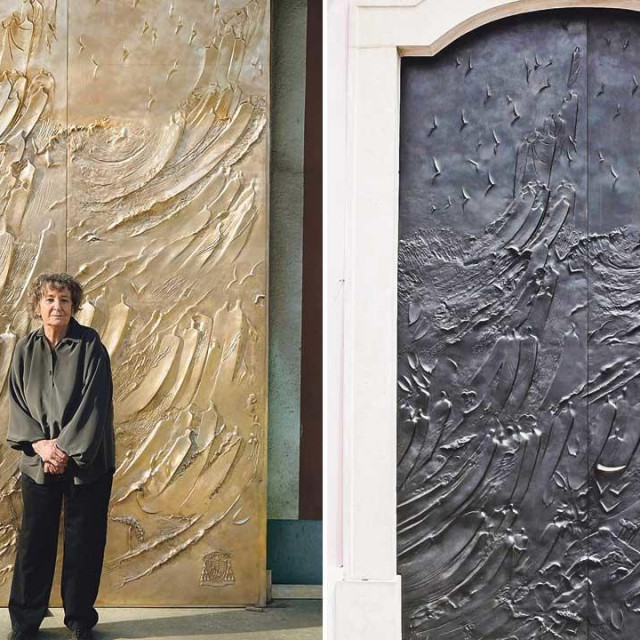 Marija Ujević-Galetović i brončana vrata nekad (lijevo) i sad (desno)