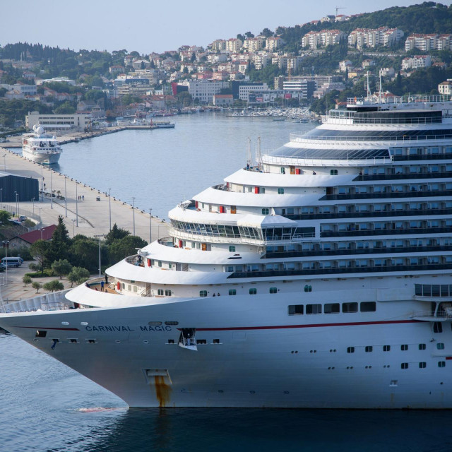 Dubrovnik, 200520.
Pomorci nakon mjeseci provedenih u izolaciji na brodovima uplovili kruzerom Carnival Magic u grusku luku.