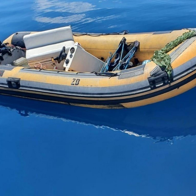 Gumenjak se nasukao na nenaseljeni otočić Veli Paranak