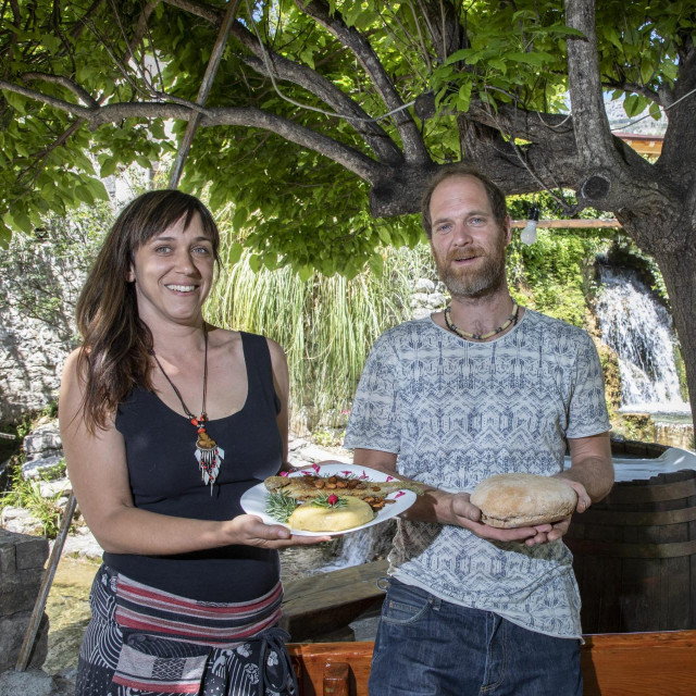 Antoničin mlin u vlasništvu obitelji Aljinović zaštićeni je spomenik kulture i jedini mlin na rijeci Žrnovnici koji je jos uvijek u funkciji.