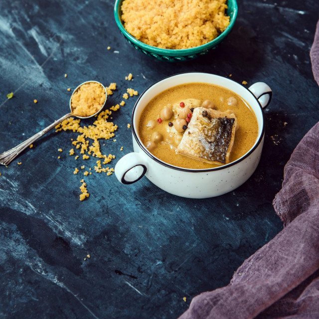 Curry s ribom i slanutkom