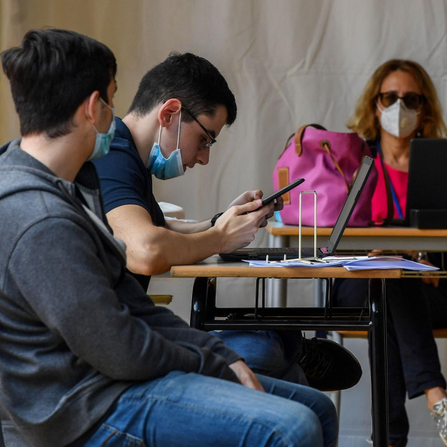 Srednjoškolci u šatoru u Rimu polažu maturu