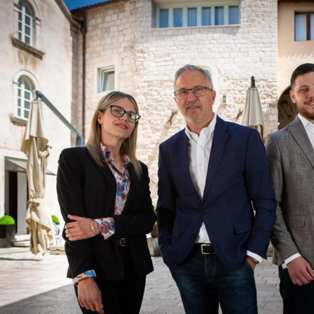 Nenad Nizić s kćeri Leom i sinom Brunom ispred 'Vestibul Palacea'