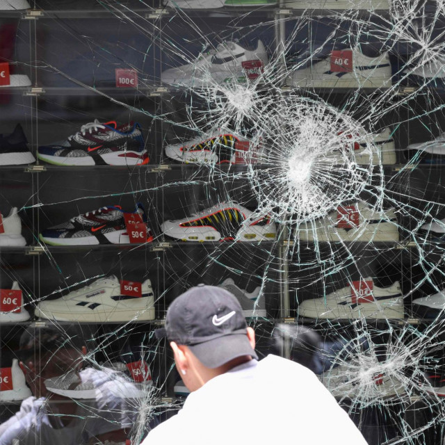 Razbijen prozor trgovine cipelama