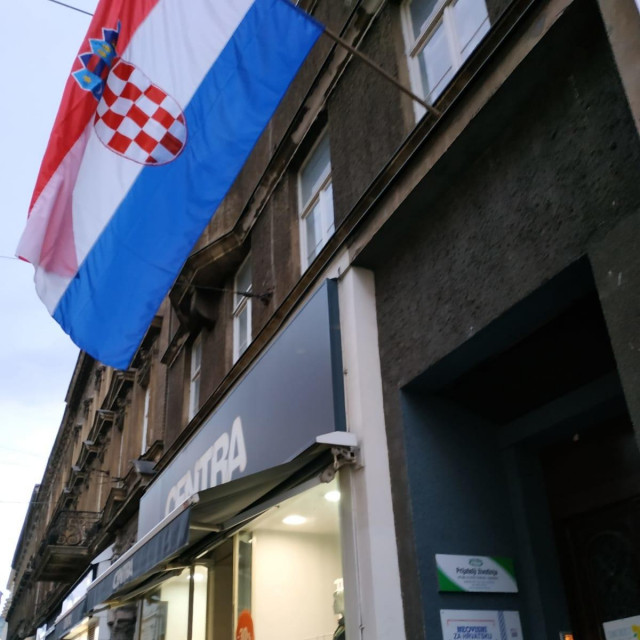 Zastava na zgradi sjedišta 'Neovisni za Hrvatsku'
 