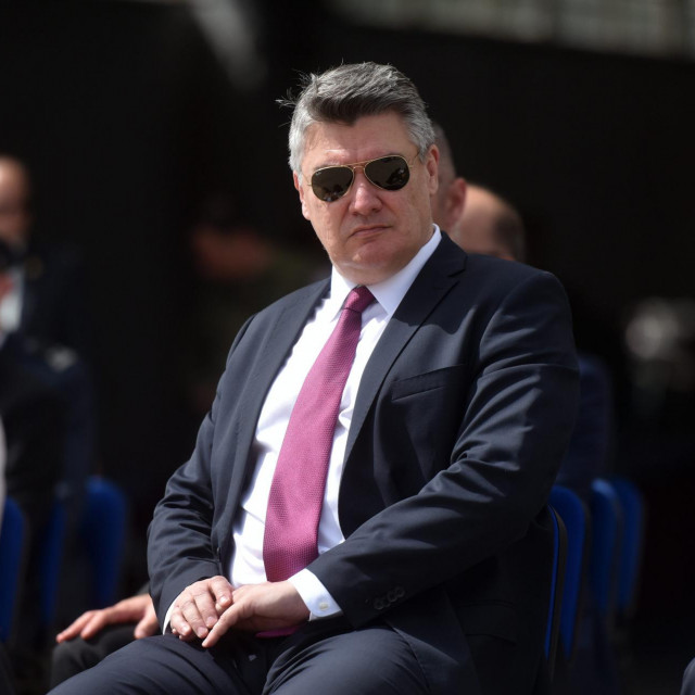 Zemunik, Zadar, 190620
Predsjednik Zoran Milanovic je danas prisustvovao svecanosti dodjele letackog znaka pilota Hrvatskog ratnog zrakoplovstva kadetima 24. narastaja vojnih pilota u vojarni Pukovnik Mirko Vukusic.
Na fotografiji: predsjednik.