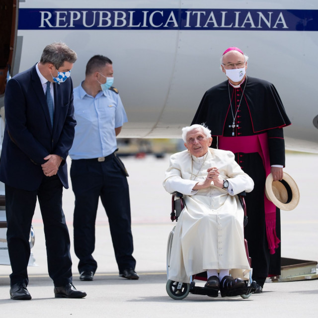 Papa u miru Benedikt XVI. na povratku iz Muenchena u Vatikan