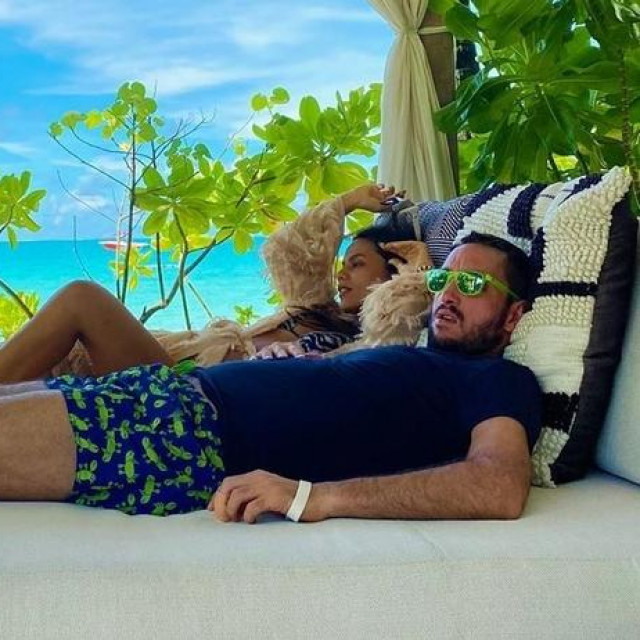 troicki sa suprugom