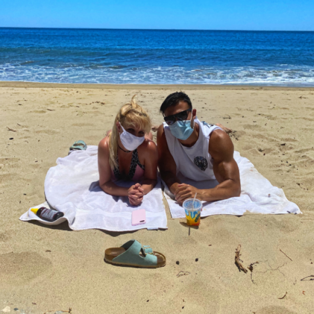 Britney i Sam na plaži