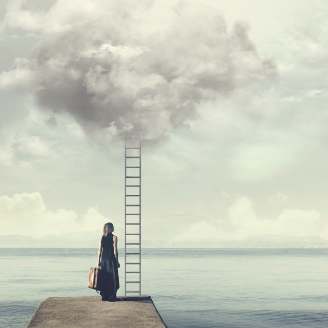 Postoji mnogo popularnih teorija o tome, poput bijele svjetlosti u daljini ili prizora iz vlastitog života koji se poput bljeskova nižu pred očima umiruće osobe