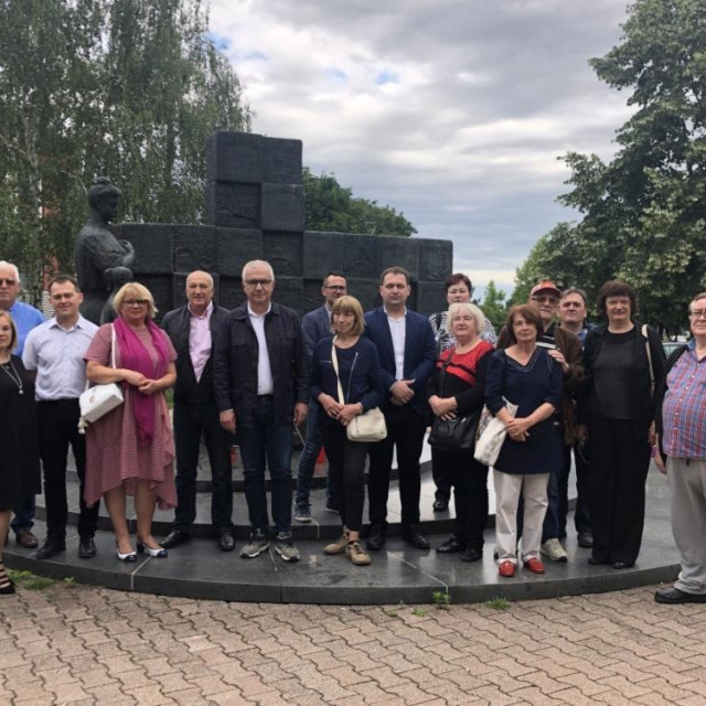 SDP-ovac Friganović je dan prije nego što je doznao da je pozitivan sudjelovao na obilježavanju Dana antifašističke borbe u Sesvetama (na fotografiji prvi desno do Rajka Ostojića)