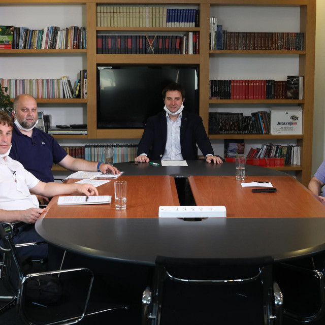 Zagreb, 250620.
Hanza media, Koranska.
Konferencija na drugom katu koju je vodio urednik Marko Biocina a sudjelovali su Josip Lebe Gner, pomocnik direktora sektora za strategiju i razvoj HEP-a, Mario Mihetec,Fond za zastitu okolisa i Darko Tensek,Renault Nissan Hrvatska.
Na fotografiji: Josip Lebe Gner, Mario Mihetec,Marko Biocina i Darko Tensek.