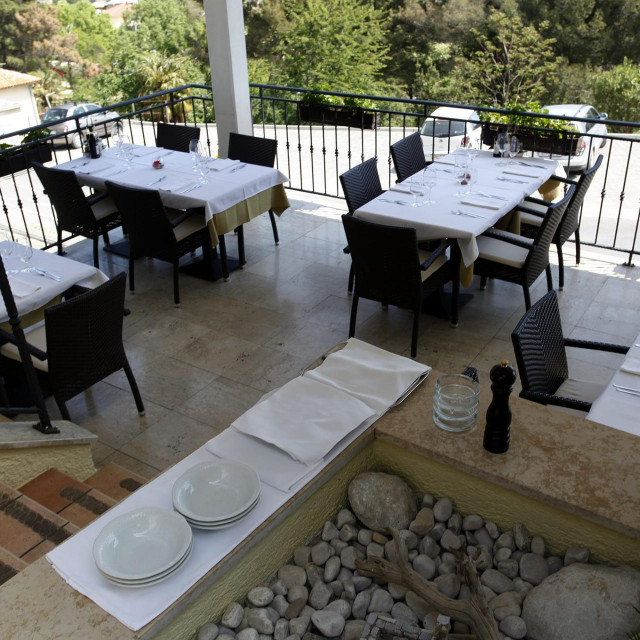 Na fotografiji terasa restorana Johnson