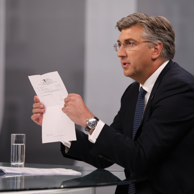 Andrej Plenković pokazuje svoj nalaz