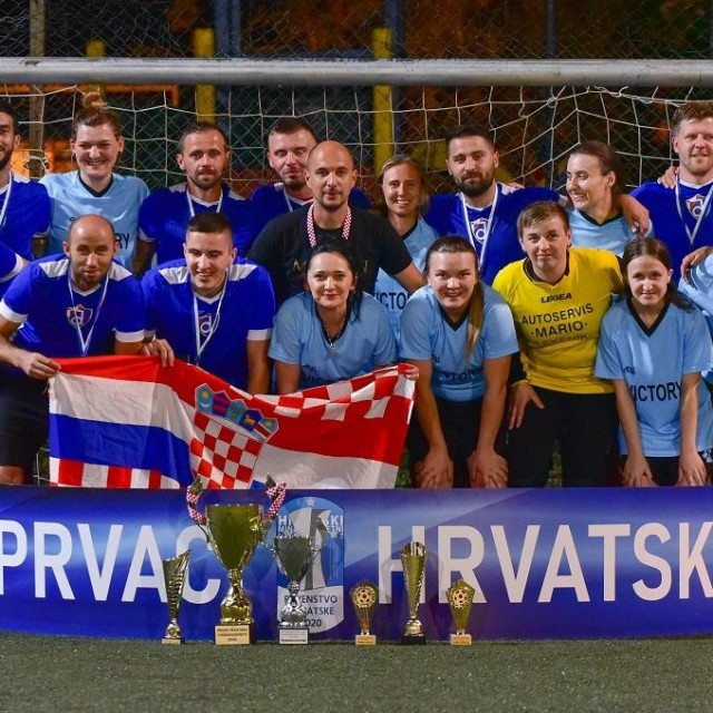 Zajednička slika prvaka Hrvatske u mininogometu u muškoj i ženskoj konkurenciji MK Dinamo Zagreb i ŽMK Victory Sisak nakon završnog turnira u Ivanić-Gradu