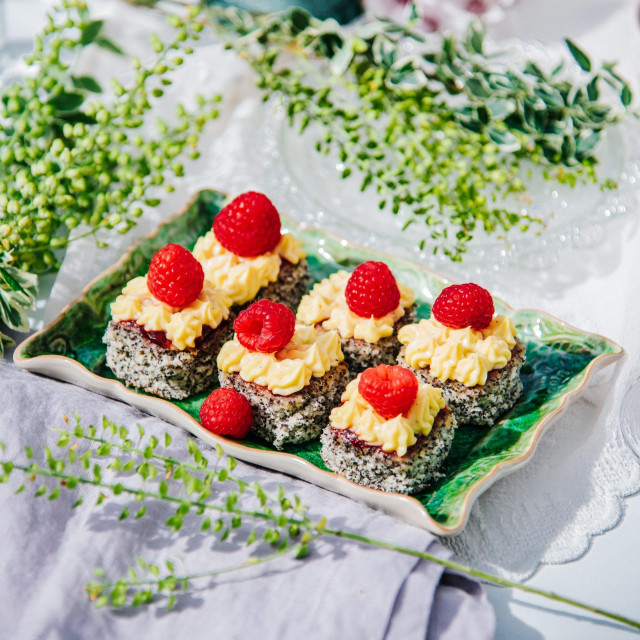 Mak kolač s kremom od vanilije i malina