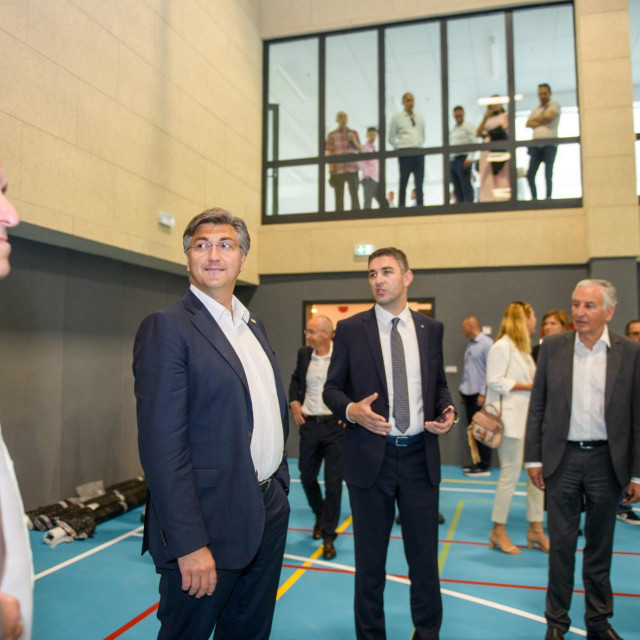 Premijer Andrej Plenković posjetio je jutros Dubrovnik, popio kavu u Gradskoj kavani i obišao obnovljenju osnovnu školu montovjerna.