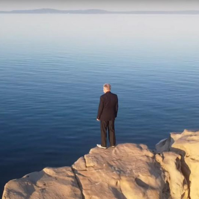 Jakoslav Rojnica stoji na stijeni