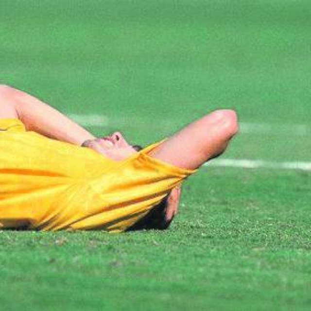 Nesretni Escobar na terenu nakon što je postigao autogol