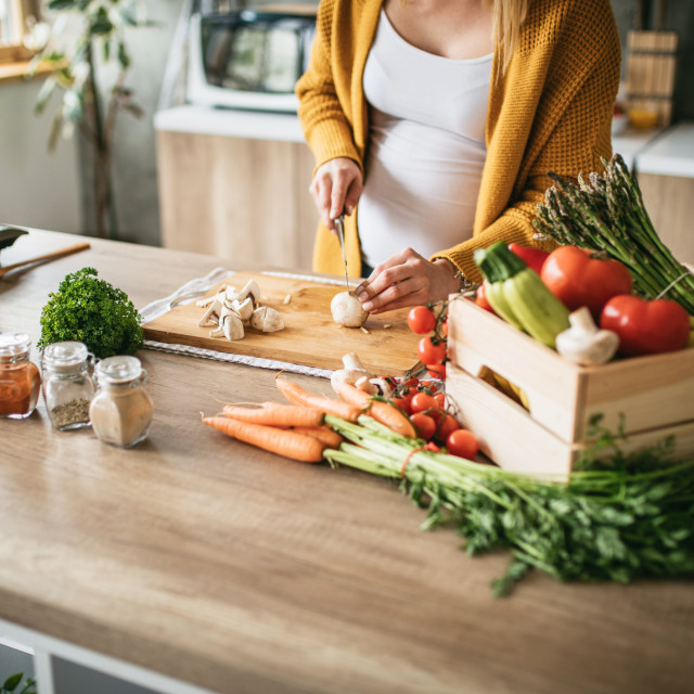 Kod trudnica sa strogom vegetarijanskom prehranom (veganskom) može doći do nedostatka vitamina B12 i kalcija 