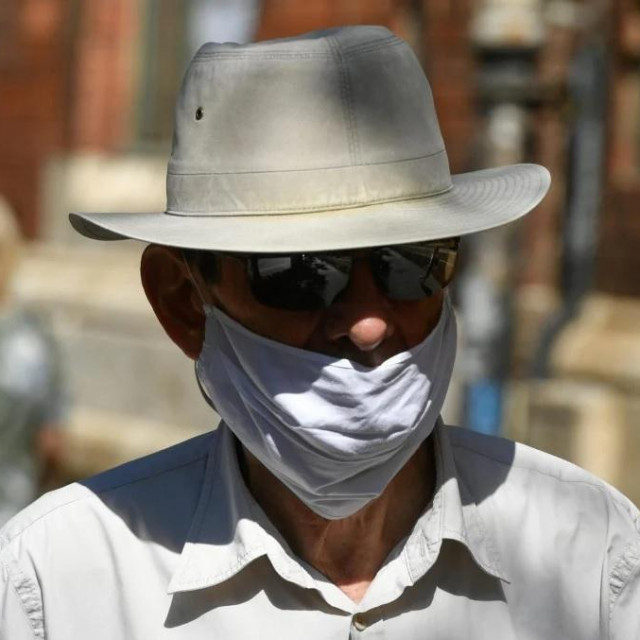 zbog povećanja broja zaraženih koronavirusom građani su počeli sve više nositi maske i na otvorenom prostoru