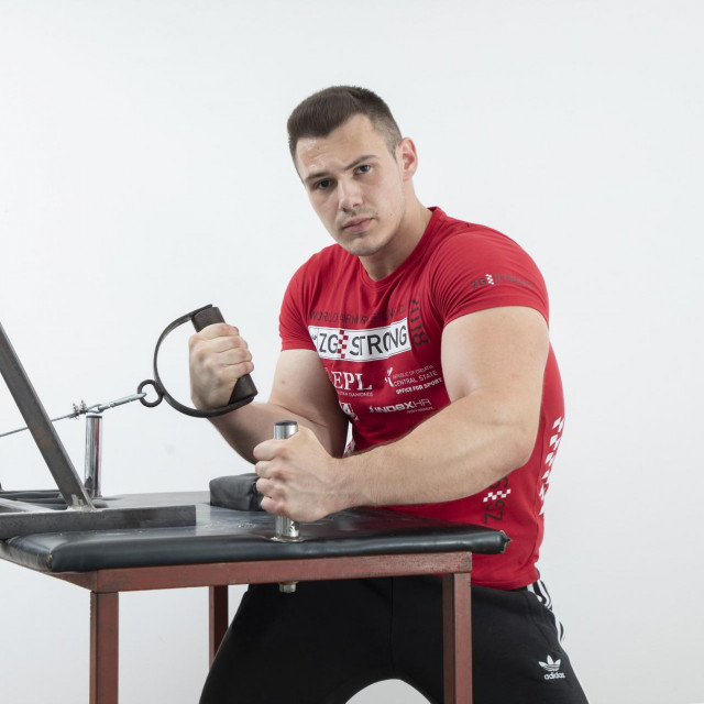 Stan kao teretana: Andrija više puta dnevno vježba preko sajle i ručke simulirajući obaranje, a radi neke segmente bodybuildinga, tricepse i bicepse