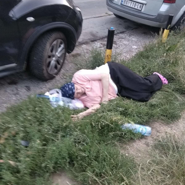 fotografija 80-godišnje pacijentice koju su ostavili da leži na travi ispred bolnice zgrozila je Srbiju