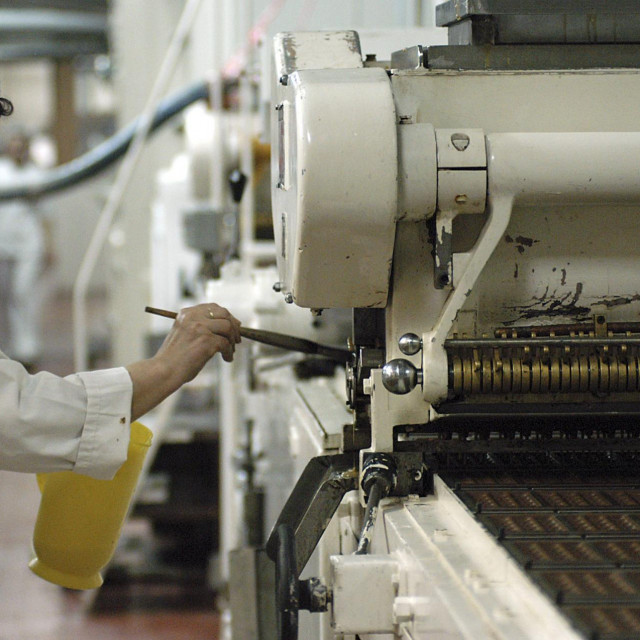 Zagreb, 111207.
Pozega, tvornica cokolade Zvecevo.
Zvecevo posjeduje nekoliko jakih trgovackih marki, kao sto su: Samo ti, Volim te, Super, Mond, Fantasy, a najjaci brand im je cokolada Mikado. Mikado je bila prva u svijetu cokolada sa rizom.
Takodjer proizvode i alkoholna pica: Vinjak Trenk, Brandy, Barun..
Zdravko Alvir je predsjednik uprave i vlasnik tvornice cokolade Zvecevo.
Na slici: proizvodni pogon tvornice.