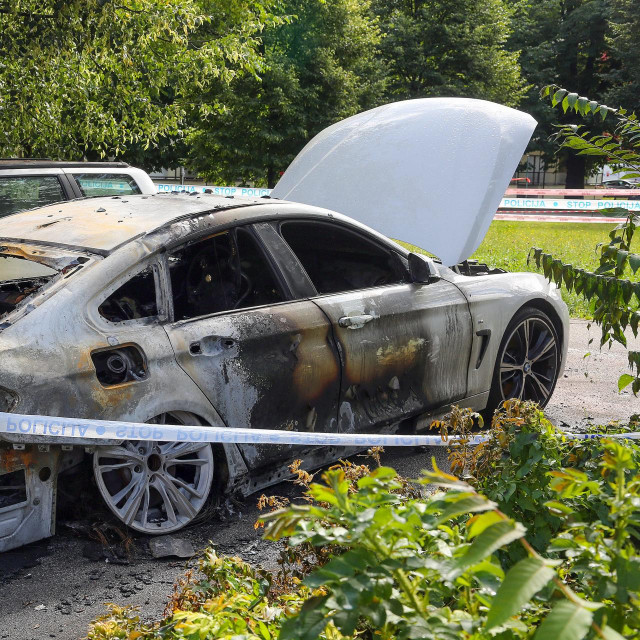 Zapaljeni BMW u ulici Stjepana Majora u Zagrebu
