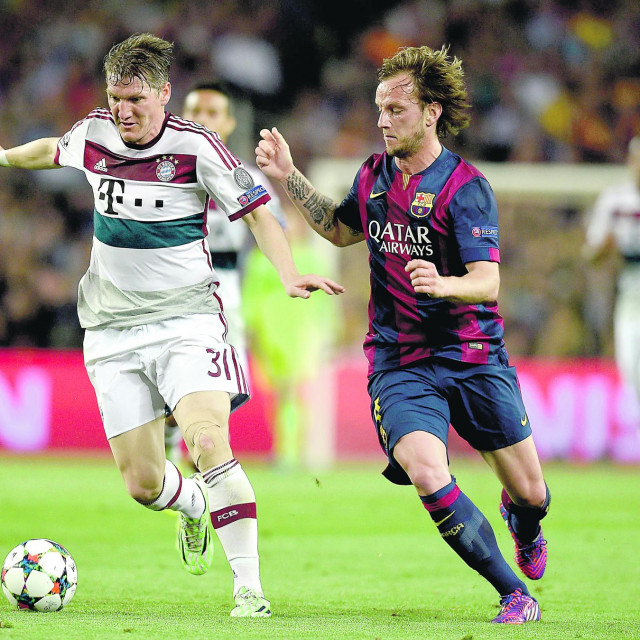 Ivan Rakitić u duelu s Bastianom Schweinsteigerom u duelu iz 2015. godine...