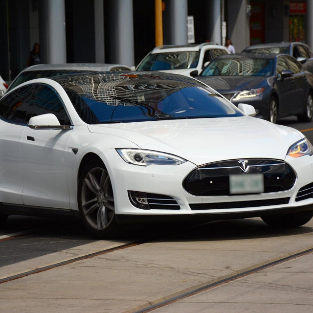 Tesla automobil