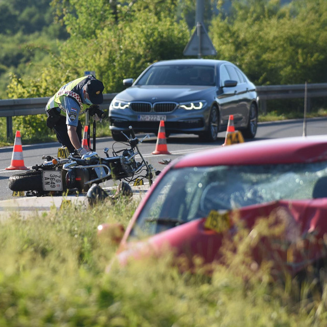 Oko 17 sati u mjestu Tušilović pokraj Karlovca na državnoj cesti DC-1 dogodila se prometna nesreća u kojoj je sudjelovao osobni automobil i motocikl. Vozač motocikla na mjestu je poginuo.
 