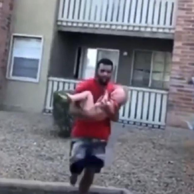 Bivši nogometaš američkog nogometa u filmskoj akciji