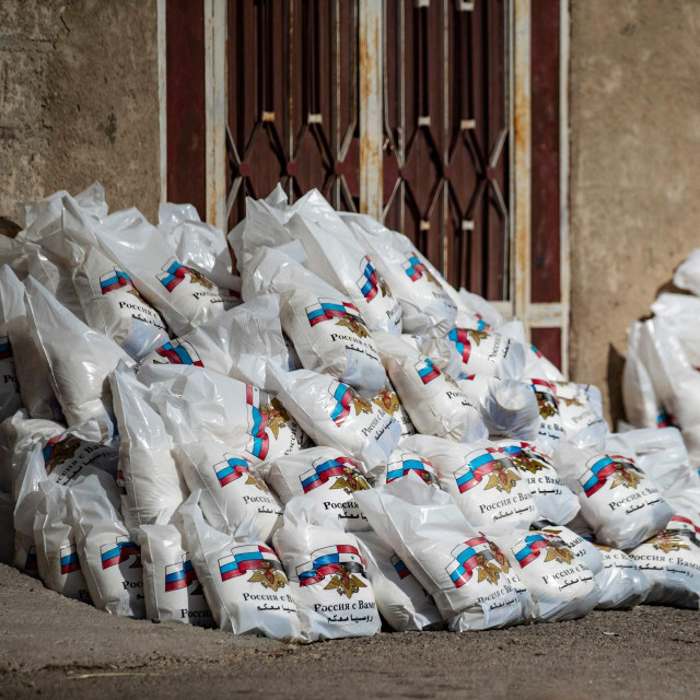 Torbe pune ruske humanitarne pomoći snimljene sredinom lipnja ove godine u gradu Derouna Arha u blizini sirijsko-turske granice koje su stanovnici odbili uzeti