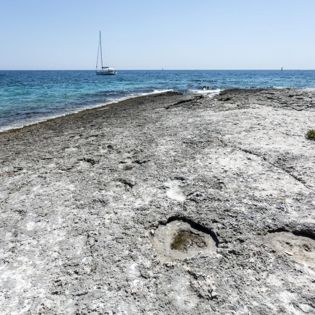 Brod Fortissimo Nautičke patrole iza tragova dinosaura na otoku Fenoliga