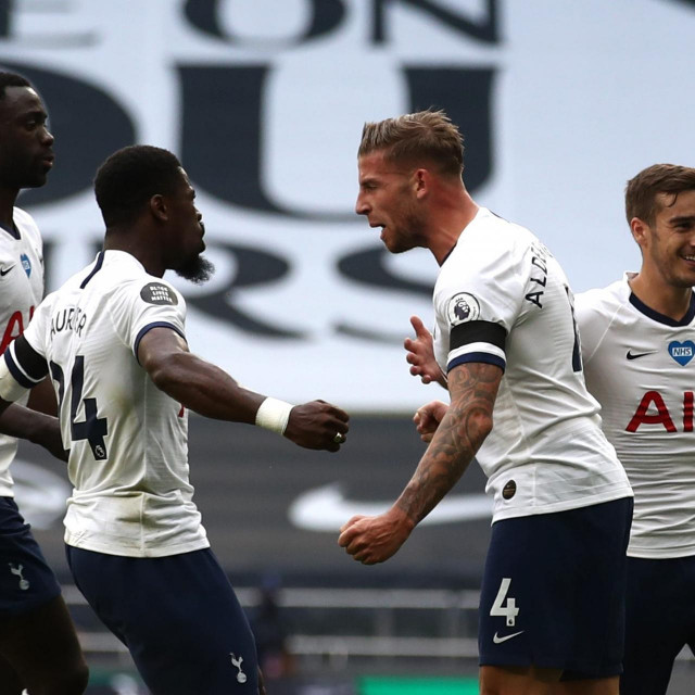 Toby Alderweireld (drugi zdesna) slavi pobjednički pogodak sa suigračima