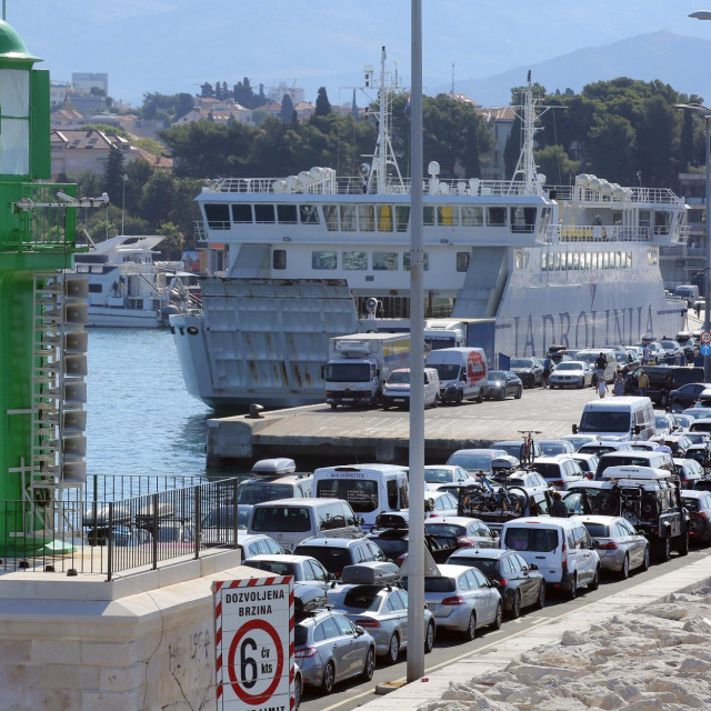 Kolone automobila u splitskoj luci