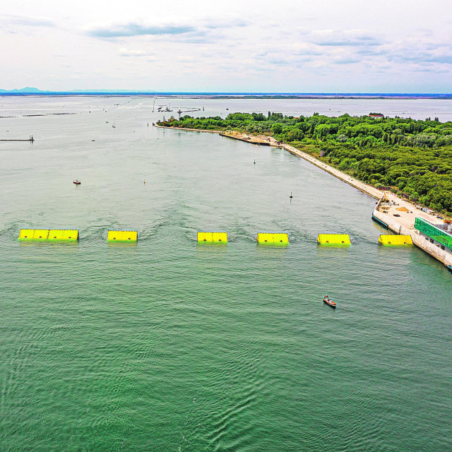 Mose je talijansko ime za Mojsija, koji je - piše Tora - s Božjom pomoću razdvojio more