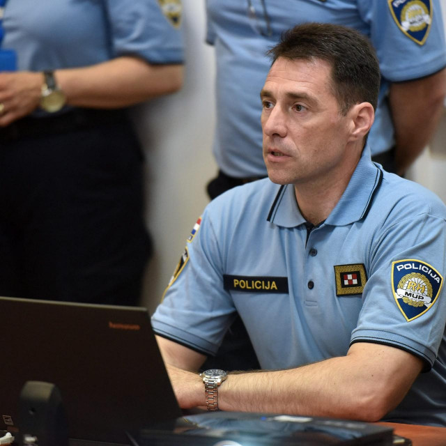 Zadar, 180619.
Ministar unutarnjih poslova dr.sc. Davor Bozinovic je danas u Policijskoj upravi zadarskoj sudjelovao na otvorenju Stozera za provedbu mjera sigurnosti tijekom turisticke sezone 2019. te potom posjetio Nacionalni pomorski centar za prikupljanje podataka.
Na fotografiji: Josip Celic - zamjednik ravnatelja policije.