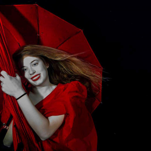 Kristina pozira za fotografiju u bazenu Kantrida