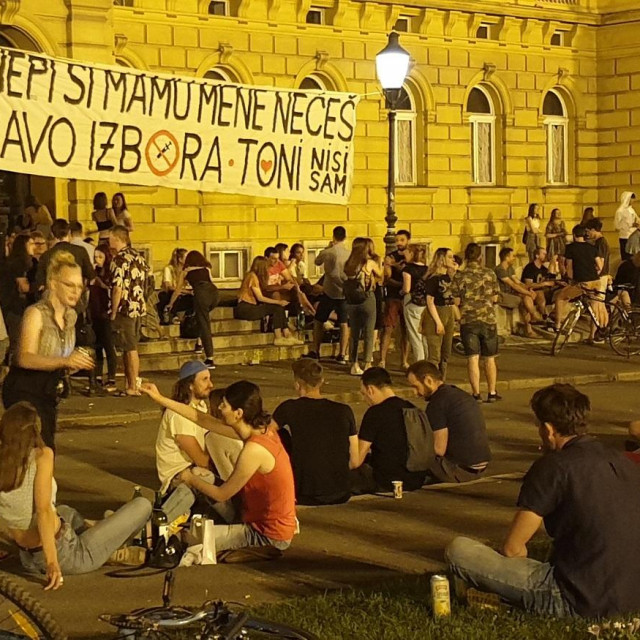 Novi transparent ispred HNK