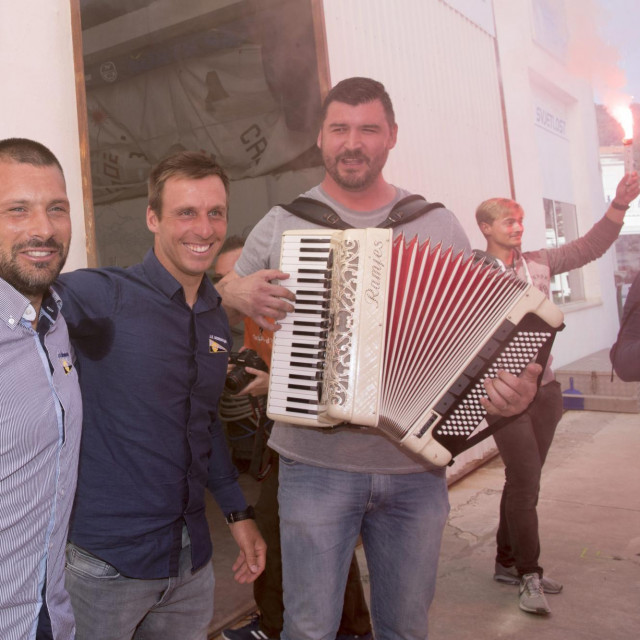 Marino Franičević (s harmonikom)