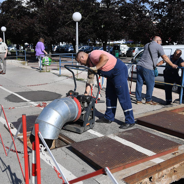 Trg Ivana Mestrovica, Zapruđe.
 