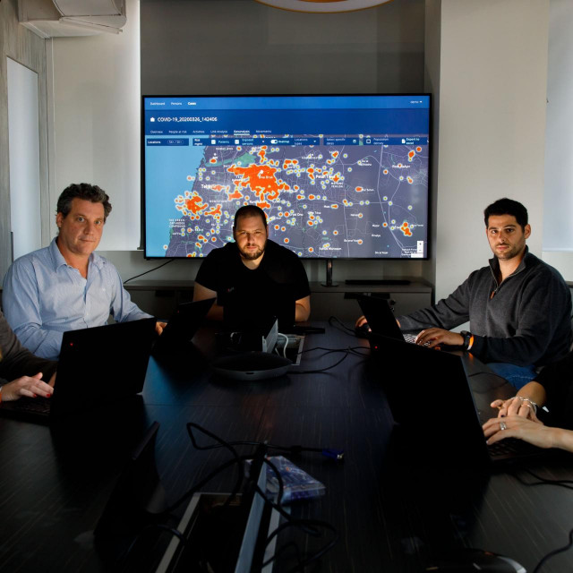 Vodstvo tvrtke NSO, na čelu sa CEO-om Shalevom Hulijem (u sredini) tvrdi da njihov alat služi za praćenje kriminalaca i terorista