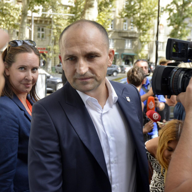 Zagreb, 210819.
Trg Zrtava fasizma, zajednicka sjednica Predsjednistva i Nacionalnog vijeca HDZ-a.
Na fotografiji: dolazak clanova, Ivan Anusic
Snimio: Bruno Konjevic/CROPIX