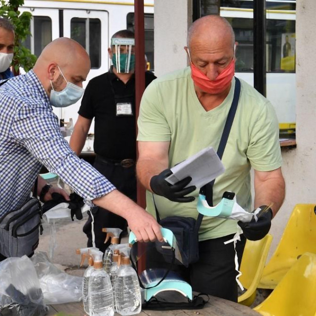 Vozači tramvaja u Sarajevu uzimaju zaštitne maske, štitove za lice i sredstva za dezinfekciju prije početka smjene